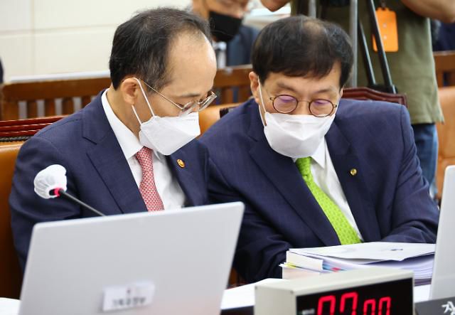 대화하는 추경호 경제부총리와 이창용 한국은행 총재     (서울=연합뉴스) 하사헌 기자 = 추경호 부총리 겸 기획재정부 장관(왼쪽)과 이창용 한국은행 총재가 1일 서울 여의도 국회에서 열린 기획재정위원회 전체회의에서 대화하고 있다. 2022.8.1 [국회사진기자단]     toadboy@yna.co.kr/2022-08-01 10:27:20/ <저작권자 ⓒ 1980-2022 ㈜연합뉴스. 무단 전재 재배포 금지.>