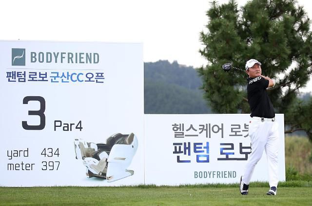 바디프랜드 팬텀로보 군산CC 오픈 1라운드 3번 홀에서 티샷 중인 황인춘.