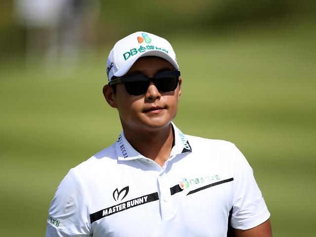 미소 짓는 서요섭.