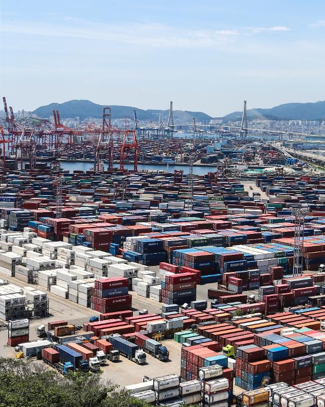 14년 만에 무역수지 5개월 연속 적자     (부산=연합뉴스) 강덕철 기자 = 8월 들어 20일까지 수출이 1년 전보다 4% 가까이 증가했지만, 수입 증가율은 20%를 웃돌아 이 기간 무역적자가 100억달러를 넘었다. 이 경우 월간 무역수지는 14년여만에 5개월 연속 적자를 기록하게 된다. 22일 관세청에 따르면 이달 1∼20일 수출액(통관 기준 잠정치)은 334억2천400만달러로 작년 같은 기간보다 3.9% 증가했다. 사진은 22일 부산항 신선대와 감만부두에서 컨테이너 하역작업이 진행되고 있다. 2022.8.22     kangdcc@yna.co.kr/2022-08-22 14:14:05/ <저작권자 ⓒ 1980-2022 ㈜연합뉴스. 무단 전재 재배포 금지.>