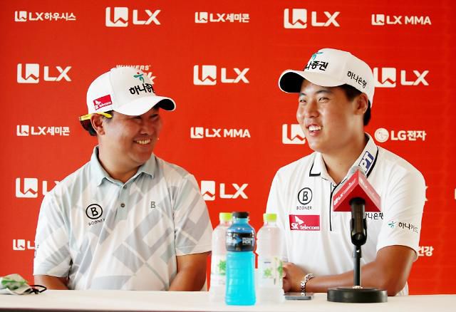 환하게 웃는 이승민(오른쪽)과 캐디 윤슬기 씨.