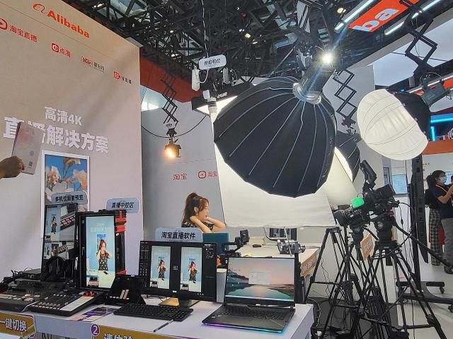 1일 중국국제서비스무역교역회(CIFTIS)의 알리바바 전시장 현장에서 라이브 커머스를 진