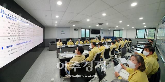 태백시 관계자들이 태풍 ‘힌남노’ 북상을 대비해 대처 상황 회의를 개최하고 있다.