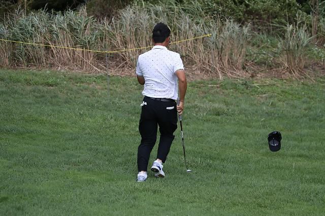 강풍으로 모자가 날아간 선수.