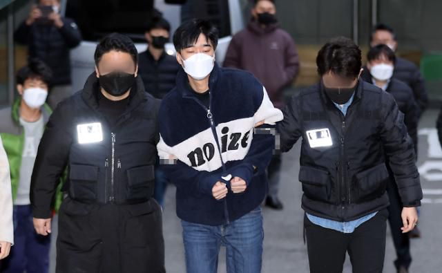 '스토킹 살인' 김병찬, 보복살인 혐의로 검찰 송치     (서울=연합뉴스) 김인철 기자 = 스토킹으로 경찰의 신변보호를 받던 전 여자친구를 살해한 김병찬이 29일 오전 검찰로 송치되기 위해 서울 남대문경찰서를 나서고 있다. 2021.11.29     yatoya@yna.co.kr/2021-11-29 08:42:21/ <저작권자 ⓒ 1980-2021 ㈜연합뉴스. 무단 전재 재배포 금지.>