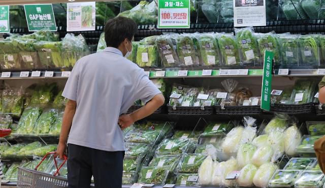국내 소비자물가 상승률이 IMF 외환위기 이후 약 24년 만에 6%대로 치솟은 것으로 나타난 5일 서울의 한 대형마트에서 시민들이 장을 보고 있다.