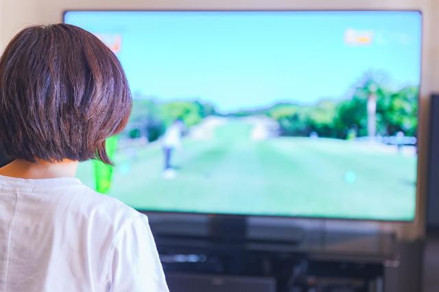 골프 중계를 시청 중인 골퍼.