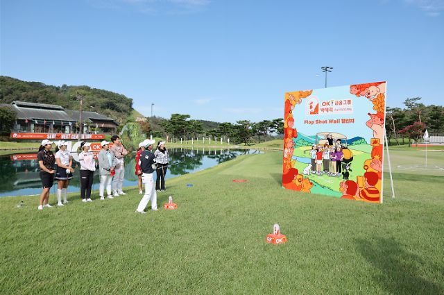 플롭 샷으로 3m 높이의 벽을 넘기는 선수들.