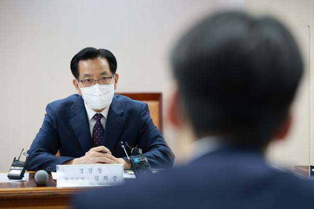 스토킹 범죄 대응 협의회서 발언하는 경찰청 형사국장     (서울=연합뉴스) 홍해인 기자 = 경찰청 김희중 형사국장이 22일 오후 서울 서초구 대검찰청에서 열린 검찰-경찰 스토킹 범죄 대응 협의회에 참석해 발언하고 있다. 2022.9.22     hihong@yna.co.kr/2022-09-22 15:16:52/ <저작권자 ⓒ 1980-2022 ㈜연합뉴스. 무단 전재 재배포 금지.>