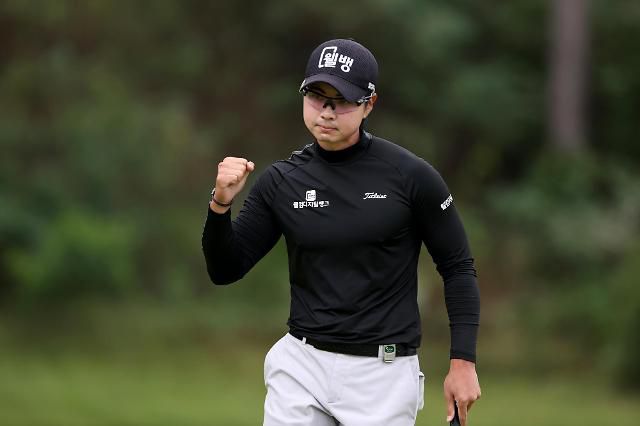 주먹을 불끈 쥐는 이형준.