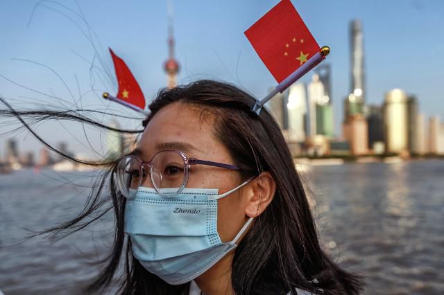 epa10217507 A woman wearing miniature Chinese flags in her hair walks on the Bund to mark China's National Day in Shanghai, China, 01 October 2022. The 'National Day Golden Week' begins on 01 October when most of the people in China have a seven-day national holiday.  EPA/ALEX PLAVEVSKI/2022-10-01 21:37:56/ <저작권자 ⓒ 1980-2022 ㈜연합뉴스. 무단 전재 재배포 금지.>