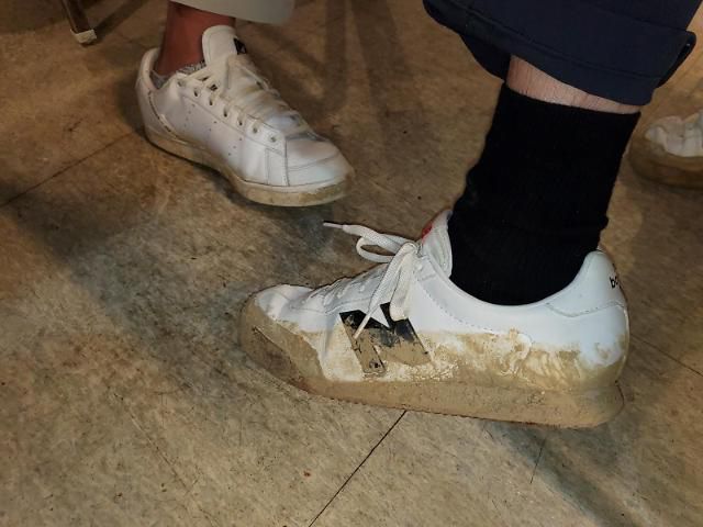 진흙이 잔뜩 묻은 한 KPGA 홍보 직원의 신발.