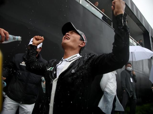 우승 직후 포효하는 김영수.