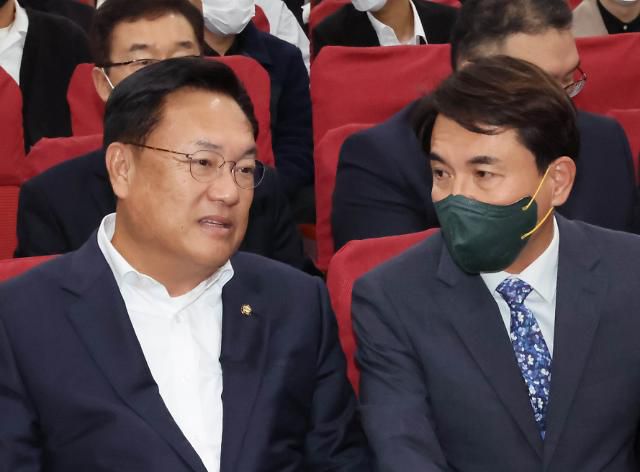 대화하는 정진석 비대위원장     (서울=연합뉴스) 백승렬 기자 = 국민의힘 정진석 비상대책위원장과 김진태 강원도지사가 11일 국회 의원회관에서 열린 '반도체 인력양성의 대전환! 강원도가 시작합니다' 토론회에서 대화를 나누고 있다. 2022.10.11     srbaek@yna.co.kr/2022-10-11 14:50:40/ <저작권자 ⓒ 1980-2022 ㈜연합뉴스. 무단 전재 재배포 금지.>