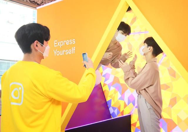 [사진자료 5] 다양한 크리에이터와 브랜드가 제작한 릴스 영상을 보여주는 ‘밋 크리에이터' 존, ‘릴스’를 직접 촬영하고 다양한 효과를 더해 제작해보는 ‘릴스 스튜디오', 직접 컨텐츠를 만들 수 있는 촬영 존이 마련되어 있다