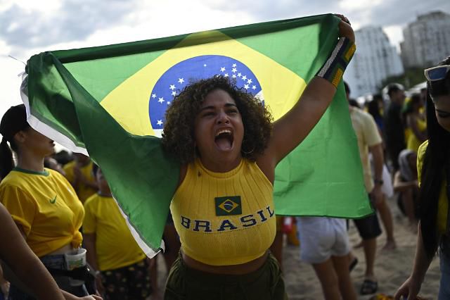 국기를 들고 있는 브라질 축구팬.
