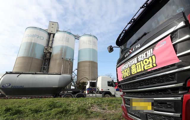 시멘트 업체 앞에서 시위하는 화물트럭     (인천=연합뉴스) 윤태현 기자 = 1일 오후 인천시 중구 삼표시멘트 인천사업소 앞에 화물연대 노조원 차량들이 정차돼 있다. 이 업체는 화물연대 파업으로 시멘트 수송이 끊기면서 시멘트 제품 제조·포장에 차질을 빚고 있다. 2022.12.1     tomatoyoon@yna.co.kr/2022-12-01 16:03:52/ <저작권자 ⓒ 1980-2022 ㈜연합뉴스. 무단 전재 재배포 금지.>