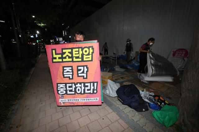 하이트진로 노사합의…철거되는 농성장     (서울=연합뉴스) 임화영 기자 =  9일 오후 서울 강남구 청담동 하이트진로 본사 앞에서 농성해온 민주노총 공공운수노조 화물연대 조합원들이 노사합의로 농성을 해제한 뒤 농성장을 철거하고 있다.     조합원들은 해고자 복직과 운송료 현실화 등을 요구하며 본사 점거 농성에 돌입한 지 24일 만인 이날 새벽 사측과 잠정 합의안을 냈으며, 조합원 찬반 투표 결과 찬성 84.2%로 합의안을 가결했다. 2022.9.9     hwayoung7@yna.co.kr/2022-09-09 21:39:34/ <저작권자 ⓒ 1980-2022 ㈜연합뉴스. 무단 전재 재배포 금지.>