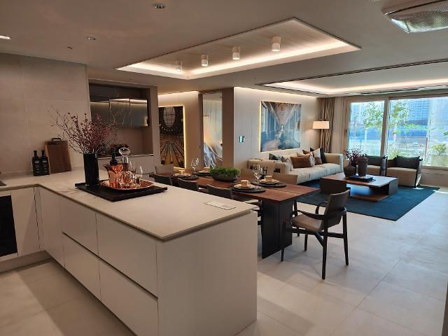 114㎡ A타입은 4베이 판상형 구조이며 주방과 거실창이 마주보고 있어 맞통풍이 가능하다.