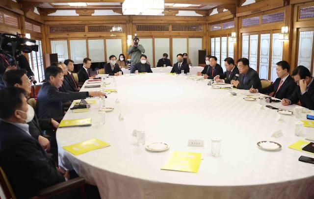 고위당정협의회에서 발언하는 정진석     (서울=연합뉴스) 김승두 기자 = 국민의힘 정진석 비상대책위원장이 18일 오후 서울 종로구 삼청동 총리공관에서 열린 제6차 고위당정협의회에서 발언하고 있다. 이날 협의회에는 국민의힘 정진석 비상대책위원장과 주호영 원내대표, 성일종 정책위의장, 김석기 사무총장, 송언석 원내수석부대표 등이, 정부에서는 한덕수 국무총리와 추경호 경제부총리 겸 기획재정부 장관, 이주호 사회부총리 겸 교육부 장관, 이정식 고용노동부 장관, 방문규 국무조정실장 등이, 대통령실에서는 김대기 비서실장과 이관섭 국정기획수석, 이진복 정무수석, 김은혜 홍보수석, 최상목 경제수석, 강승규 시민사회수석 등이 참석했다. 2020.12.18     kimsdoo@yna.co.kr/2022-12-18 14:14:27/ <저작권자 ⓒ 1980-2022 ㈜연합뉴스. 무단 전재 재배포 금지.>