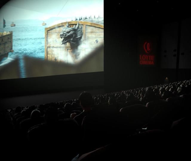 롯데 메타버스 가상 영화관에서 아바타 관객들이 영화 '한산'을 보고 있는 모습