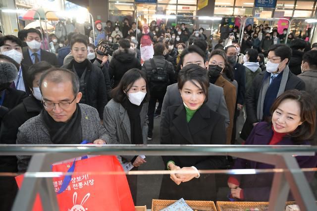대구 서문시장에서 상인과 대화하는  김건희 여사     (대구=연합뉴스) 임헌정 기자 = 김건희 여사가 11일 대구 서문시장을 방문, 상인과 대화하고 있다. 2023.1.11     kane@yna.co.kr/2023-01-11 13:28:57/ <저작권자 ⓒ 1980-2023 ㈜연합뉴스. 무단 전재 재배포 금지.>