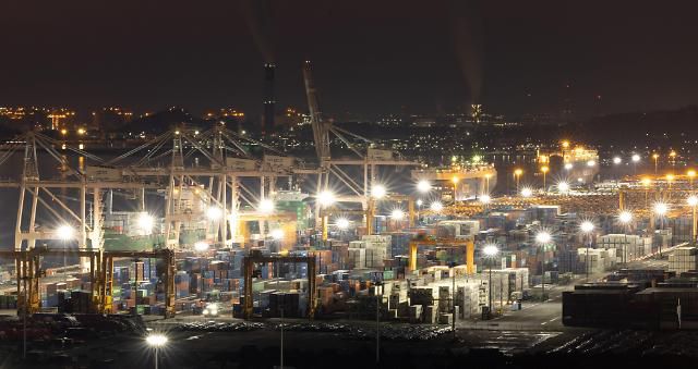 26일 경기도 평택시 평택항 수출 야적장이 환한 불빛을 밝히고 있다. 22.12.26