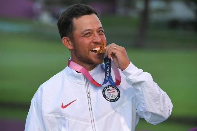 금메달을 물고 있는 잰더 쇼플리.