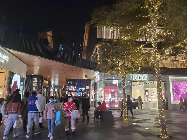 쓰촨성 청두시 타이쿠리 쇼핑몰을 찾은 청두 시민들.