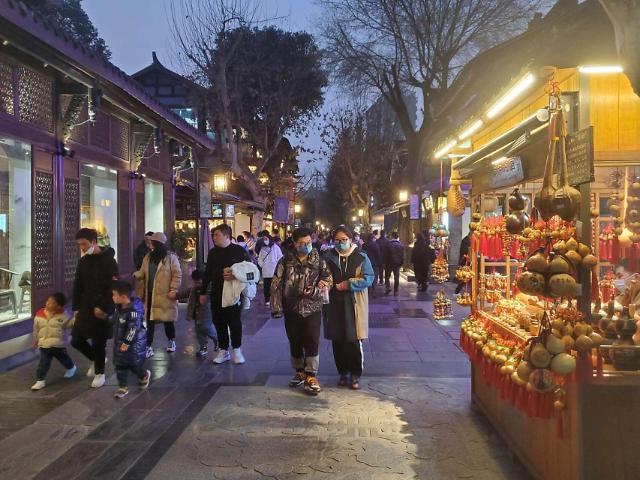 쓰촨성 청두시 관광명소인 콴자이샹쯔(寬窄巷子)에 여행객이 붐빈다.