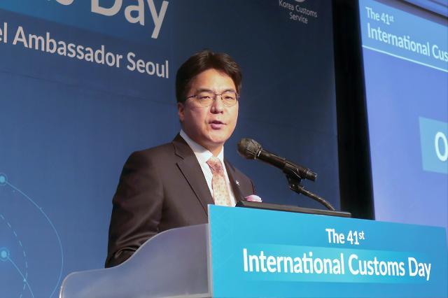 기념사 하는 윤태식 관세청장     (서울=연합뉴스) 윤태식 관세청장이 26일 서울 강남구 노보텔 앰버서더에서 개최된 '제41회 국제관세의날' 행사에서 기념사를 하고 있다. 2023.1.26 [관세청 제공. 재판매 및 DB 금지]     photo@yna.co.kr/2023-01-26 14:24:03/ <저작권자 ⓒ 1980-2023 ㈜연합뉴스. 무단 전재 재배포 금지.>