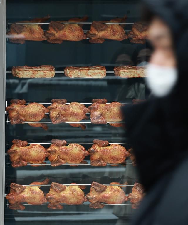 외식산업 경기 동향 회복세 둔화     (서울=연합뉴스) 홍해인 기자 = 26일 서울 종로구 관철동의 오픈을 준비 중인 한 통닭집 외경.      한국농수산식품유통공사(aT) '2022 4분기 외식산업 경기동향지수' 보고서에 따르면 지난해 4분기 지수는 82.54로 전 분기보다 7.30포인트 내렸다. 2021년 3분기 이후 4개 분기 연속 이어지던 회복세가 5개 분기 만에 꺾였다.     업종별로 보면 치킨 전문점업이 75.63으로 가장 낮았다. 외식산업 경기동향지수는 전년 동기 대비 최근 3개월간 외식업계의 매출 및 경기 체감 현황을 조사해 지수화한 것으로 수치가 100을 넘으면 경기호전을 전망하는 업체가 더 많고 100 미만이면 그 반대를 의미한다. 이번 조사는 지난달 14~28일 외식업체 3천곳을 대상으로 실시됐다. 2023.1.26     hihong@yna.co.kr/2023-01-26 14:30:05/ <저작권자 ⓒ 1980-2023 ㈜연합뉴스. 무단 전재 재배포 금지.>