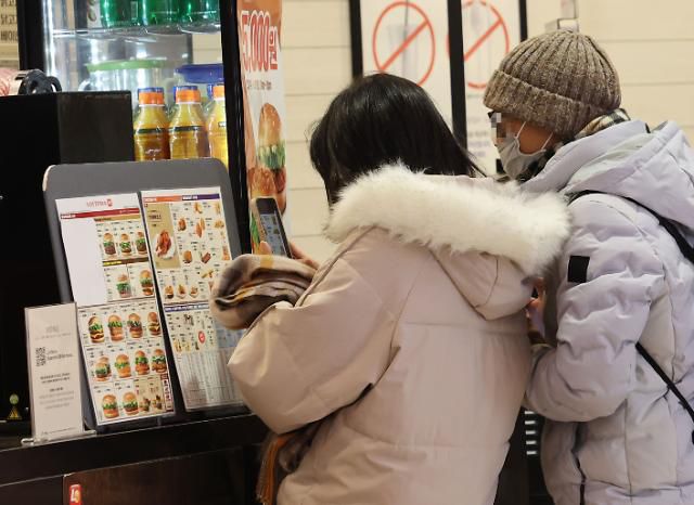 햄버거도 피할 수 없는 물가 상승     (서울=연합뉴스) 류영석 기자 = 버거 프랜차이즈 브랜드 롯데리아가 물류비와 인건비의 상승으로 내달 2일부터 제품 판매 가격을 평균 5.1% 인상한다고 26일 밝혔다.     사진은 이날 오후 서울의 한 롯데리아 매장 모습. 2023.1.26     ondol@yna.co.kr/2023-01-26 14:57:14/ <저작권자 ⓒ 1980-2023 ㈜연합뉴스. 무단 전재 재배포 금지.>