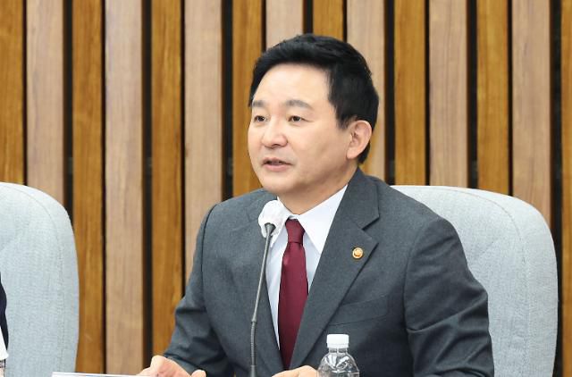 화물 운송산업 정상화 방안 당정협의회에서 발언하는 원희룡 국토교통부 장관     (서울=연합뉴스) 하사헌 기자 = 원희룡 국토교통부 장관이 6일 오전 서울 여의도 국회에서 열린 화물 운송산업 정상화 방안 당정협의회에서 발언하고 있다. 2023.2.6     toadboy@yna.co.kr/2023-02-06 10:25:24/ <저작권자 ⓒ 1980-2023 ㈜연합뉴스. 무단 전재 재배포 금지.>