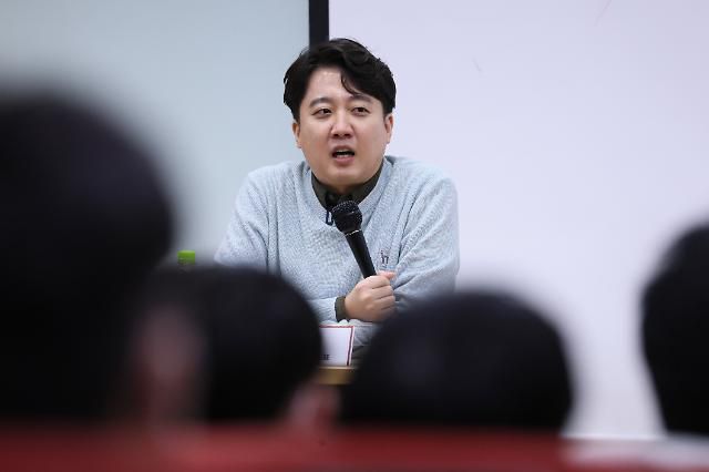 이준석, 고대 찾아 대학원생들을 상대로 특강     (서울=연합뉴스) 이정훈 기자 = 국민의힘 이준석 전 대표가 22일 오후 서울 성북구 고려대학교정경관에서 열린 정치외교학과 '한국현대정치사상' 주최로 열린 특별 강연 '보수주의의 길을 묻다'에서 패널들의 질문에 답하고 있다. 2022.12.22     uwg806@yna.co.kr/2022-12-22 17:08:13/ <저작권자 ⓒ 1980-2022 ㈜연합뉴스. 무단 전재 재배포 금지.>