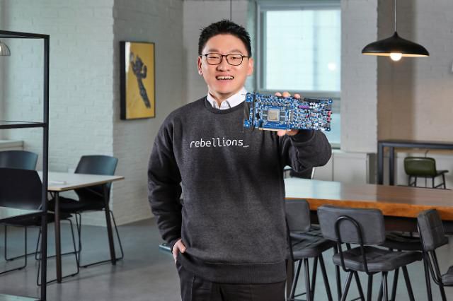 AI chip startup Rebellions co-founder and chief executive Park Sunghyun shows off an printed circuit board including the latest ATOM chip at the company headquarters in Seongnam, South Korea February 2023.   Courtesy of Rebellions/Handout via REUTERS    ATTENTION EDITORS - THIS IMAGE HAS BEEN SUPPLIED BY A THIRD PARTY. MANDATORY CREDIT./2023-02-13 06:41:10/ <저작권자 ⓒ 1980-2023 ㈜연합뉴스. 무단 전재 재배포 금지.>