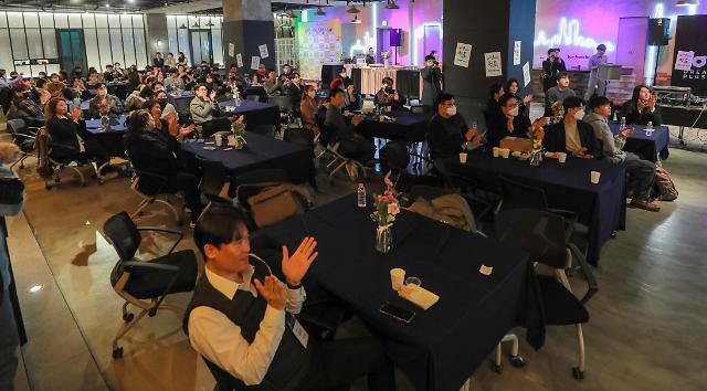 자리를 가득 채운 전국에서 모인 선한영향력가게 회원 자영업자들이 박수를 치고 있다.