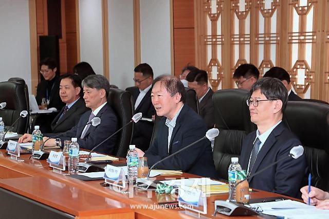 박인환 경찰제도발전위원장이 21일 오후 서울시 종로구 세종대로 정부서울청사 12층 중회의실에서 열린 '경찰제도발전위원회 9차 회의'에 참석해 모두발언을 하고 있다.