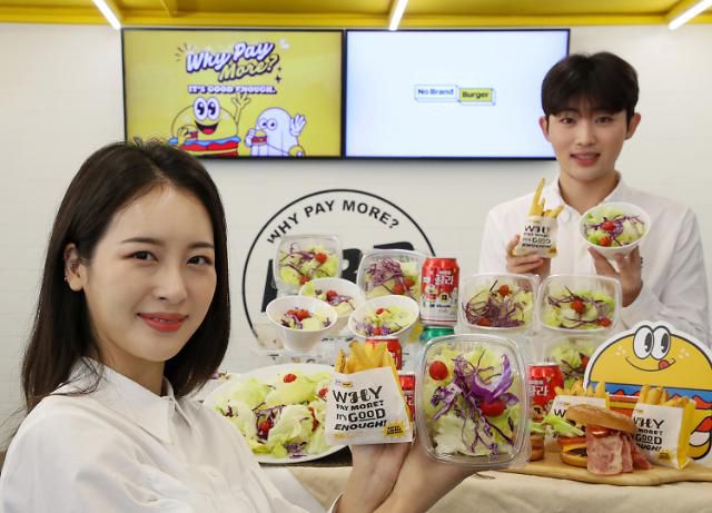 신세계푸드, 노브랜드 버거 그린샐러드 미니 출시     (서울=연합뉴스) 신세계푸드가 노브랜드 버거에서 '그린샐러드 미니'를 출시했다고 20일 밝혔다. 사진은 서울 중구 노브랜드 버거 서울시청점에서 그린샐러드 미니를 소개하는 모델들. 2023.3.20 [신세계푸드 제공. 재판매 및 DB 금지]     photo@yna.co.kr/2023-03-20 09:32:16/ <저작권자 ⓒ 1980-2023 ㈜연합뉴스. 무단 전재 재배포 금지.>