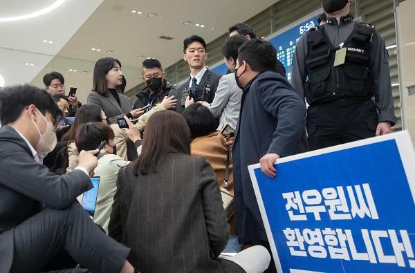 전두환 전 대통령 일가에 대한 폭로성 발언을 해온 손자 전우원 씨가 28일 오전 인천국제공항으로 입국, 마약 투약 혐의로 체포돼 서울경찰청 마약범죄수사대로 압송되기 전 취재진의 질문에 답하고 있다.