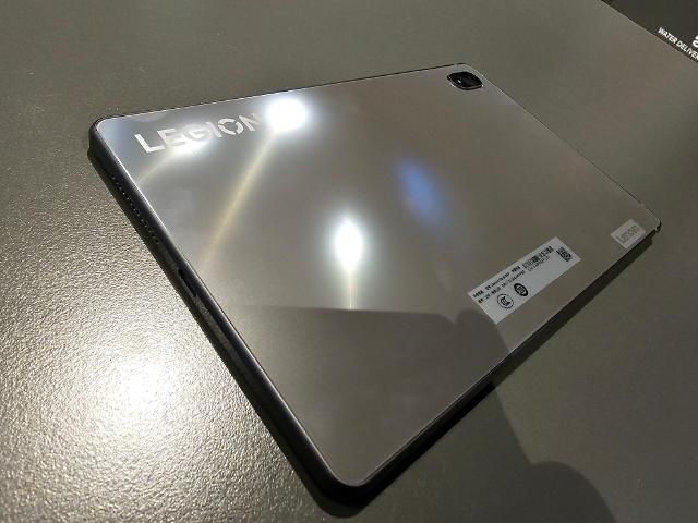 레노버 리전 Y700 태블릿 후면부