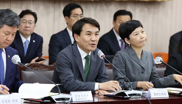 발언하는 김진태 강원도지사      (춘천=연합뉴스) 황광모 기자 = 김진태 강원도지사가 30일 오전 강원도 춘천시 강원도청에서 열린 강원 특별자치도 지원위원회 1차 회의에서 발언하고 있다. 2023.3.30     hkmpooh@yna.co.kr/2023-03-30 11:16:22/ <저작권자 ⓒ 1980-2023 ㈜연합뉴스. 무단 전재 재배포 금지.>