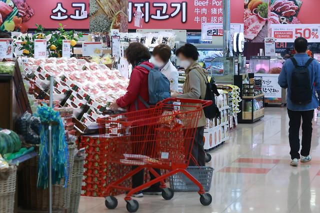 3월 물가 4.2%↑, 1년만에 상승폭 최소      (서울=연합뉴스) 진연수 기자 = 지난달 물가 상승률이 4% 초반대로 1년 만에 가장 낮은 폭으로 둔화했다. 4일 통계청이 발표한 '2023년 3월 소비자물가동향'에 따르면 지난달 소비자물가지수는 110.56(2020년=100)으로 작년 같은 달보다 4.2% 올랐다. 이는 2월 상승률(4.8%)보다 0.6% 포인트 낮은 것으로 작년 3월(4.1%) 이후 12개월 만에 가장 낮은 상승 폭이다. 사진은 이날 서울 시내 한 대형마트에서 장을 보는 시민들. 2023.4.4     jin90@yna.co.kr/2023-04-04 12:24:23/ <저작권자 ⓒ 1980-2023 ㈜연합뉴스. 무단 전재 재배포 금지.>