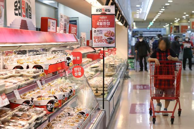 외식물가 상승에 반값치킨ㆍ광어회 판매     (서울=연합뉴스) 강민지 기자 = 외식물가가 고공행진 하는 가운데 롯데마트가 반값 치킨·광어회를 선보인다고 밝혔다. 롯데마트는 내달 2일까지 행사카드로 결제 시 '큰 치킨'을 반값에 선보인다. 내달 6∼12일 엘포인트 회원이 행사 카드로 결제 시 광어회를 50% 저렴하게 판매한다. 사진은 30일 롯데마트 서울역점에 진열된 반값 치킨. 2023.3.30     mjkang@yna.co.kr/2023-03-30 15:00:21/ <저작권자 ⓒ 1980-2023 ㈜연합뉴스. 무단 전재 재배포 금지.>