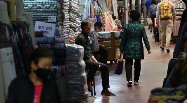 자영업자 대출 1천조 돌파     (서울=연합뉴스) 김인철 기자 = 코로나19 이후 자영업자들의 대출(사업자대출+가계대출) 규모가 1천조원을 넘어선 것으로 집계됐다. 또 이들 10명 가운데 6명은 3개(기관·상품) 이상의 대출로 자금을 끌어 써 금리 인상기에 가장 위험한 '다중채무자'인 것으로 나타났다.     사진은 3일 서울의 한 시장에서 손님을 기다리는 상인들 모습. 2023.4.3     yatoya@yna.co.kr/2023-04-03 15:04:49/ <저작권자 ⓒ 1980-2023 ㈜연합뉴스. 무단 전재 재배포 금지.>