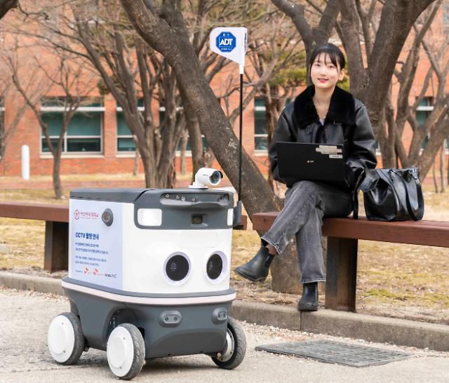 덕성여대 캠퍼스 SKT ‘AI순찰로봇’ 시범 테스트 모습