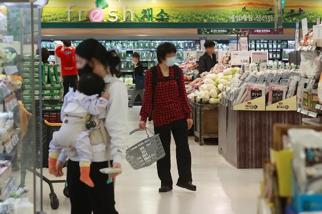 4월 소비자물가 3.7%↑…14개월만에 3%대로 둔화     (서울=연합뉴스) 진연수 기자 = 지난달 물가 상승률이 14개월 만에 3%대로 내려앉았다. 2일 통계청이 발표한 '2023년 4월 소비자물가동향'에 따르면 지난달 소비자물가지수는 110.80(2020년=100)으로 작년 같은 달보다 3.7% 올랐다. 이는 전월 상승률(4.2%)보다 0.5%포인트 낮은 것으로 물가 상승률이 3%대로 둔화한 것은 작년 2월(3.7%) 이후 처음이다. 사진은 이날 서울의 한 대형마트에서 장을 보는 시민들. 2023.5.2     jin90@yna.co.kr/2023-05-02 14:30:13/ <저작권자 ⓒ 1980-2023 ㈜연합뉴스. 무단 전재 재배포 금지.>