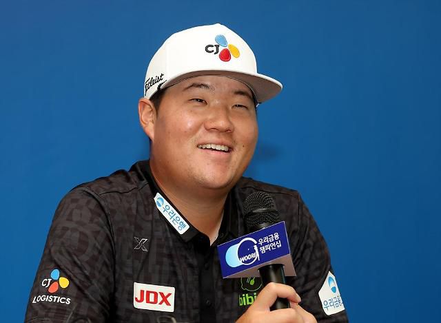 기자회견 중 미소를 보이는 임성재.