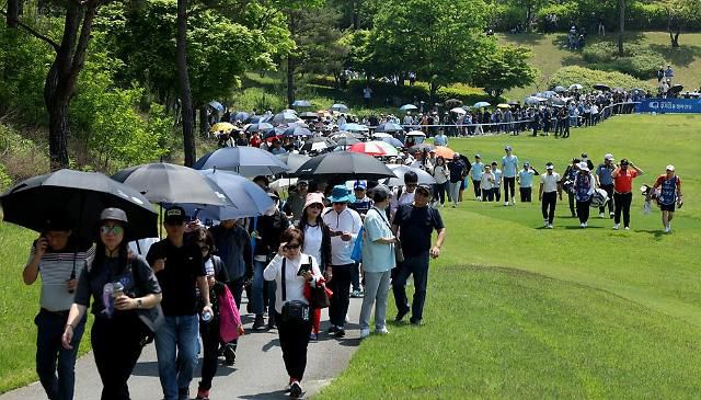 우리금융 챔피언십에 운집한 구름 갤러리.