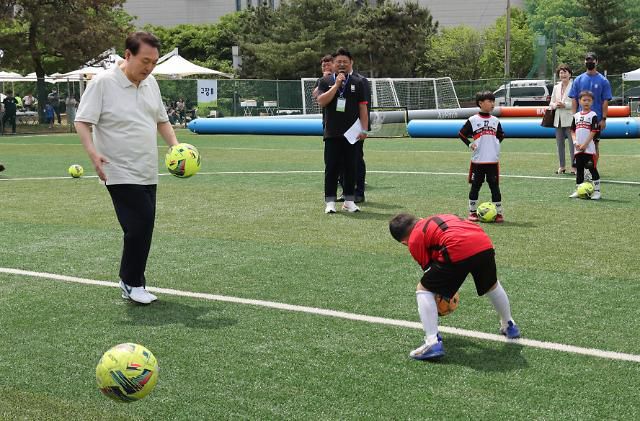 윤석열 대통령, 어린이 선수들과 공 다루기 대결     (서울=연합뉴스) 진성철 기자 = 윤석열 대통령이 휴일인 14일 서울 용산 어린이정원 내 축구장에서 김태영 대한축구협회 사회공헌위원장 주관으로 진행된 축구 클리닉에서 전국 유소년 축구대회에 참가한 어린이 선수들과 공다루기 시합을 하고 있다. 2023.5.14     zjin@yna.co.kr/2023-05-14 12:43:43/ <저작권자 ⓒ 1980-2023 ㈜연합뉴스. 무단 전재 재배포 금지.>